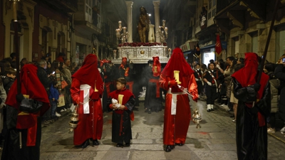 Procesión do Cristo da Columna e a Virxe da Esperanza este martes en Ferrol. EFE/Kiko Delgado.