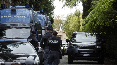 Policía no exterior da embaixada de Omán en Roma. REUTERS/Vincenzo Livieri