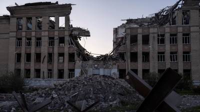 Edificio alcanzado polas bombas rusas en Kostiantynivka. Iryna Rybakova/vía REUTERS