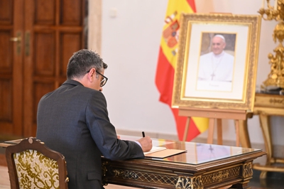 Félix Bolaños asina no libro de condolencias (Efe/Fernando Villar)