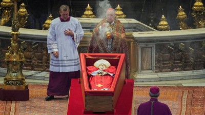 O cardeal camarlengo, Kevin Joseph Farrell, botando incenso (Andrew Medichini/Pool via REUTERS)