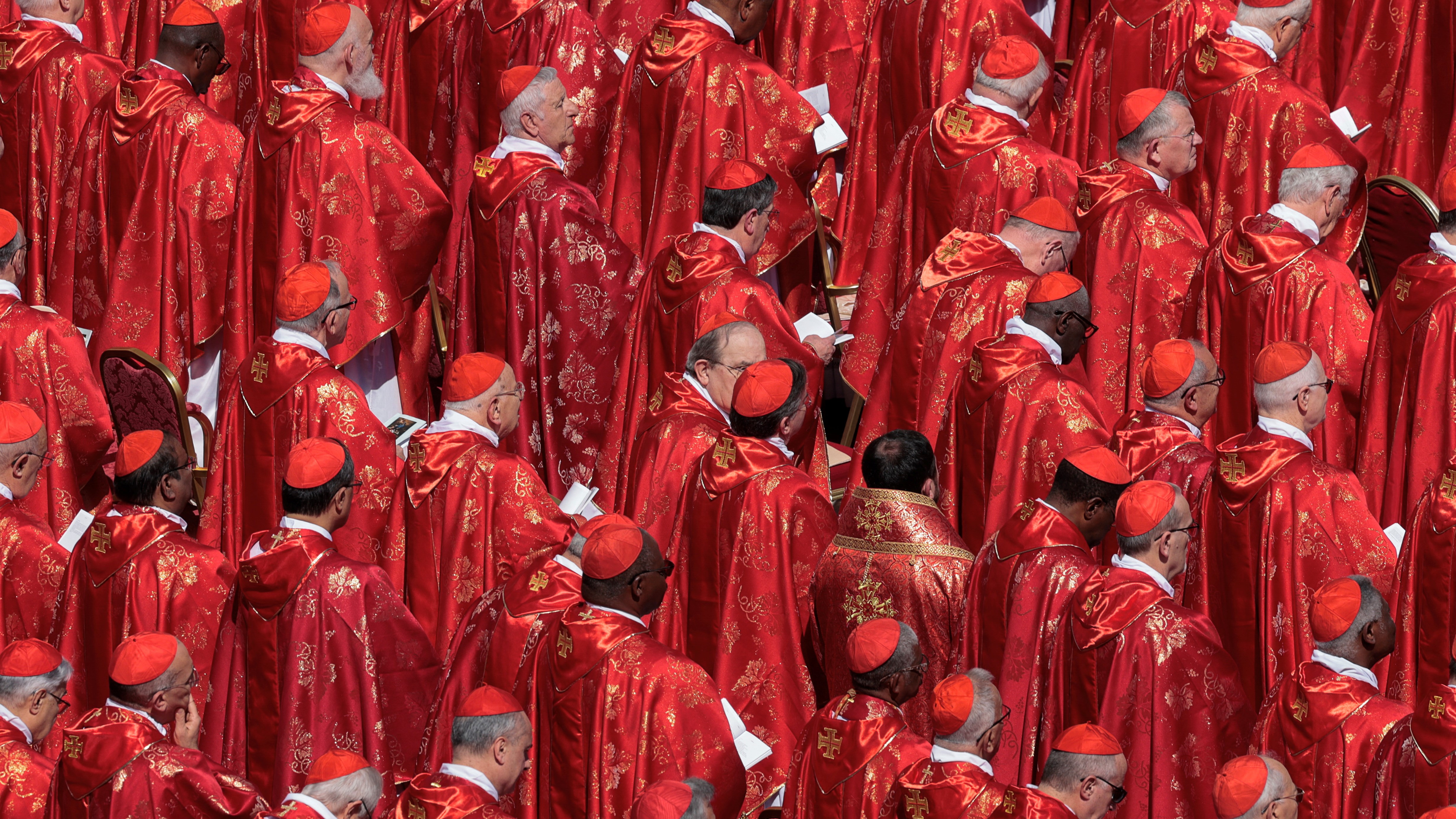 Varios cardeais durante a misa funeral polo papa Francisco. REUTERS/Remo Casilli