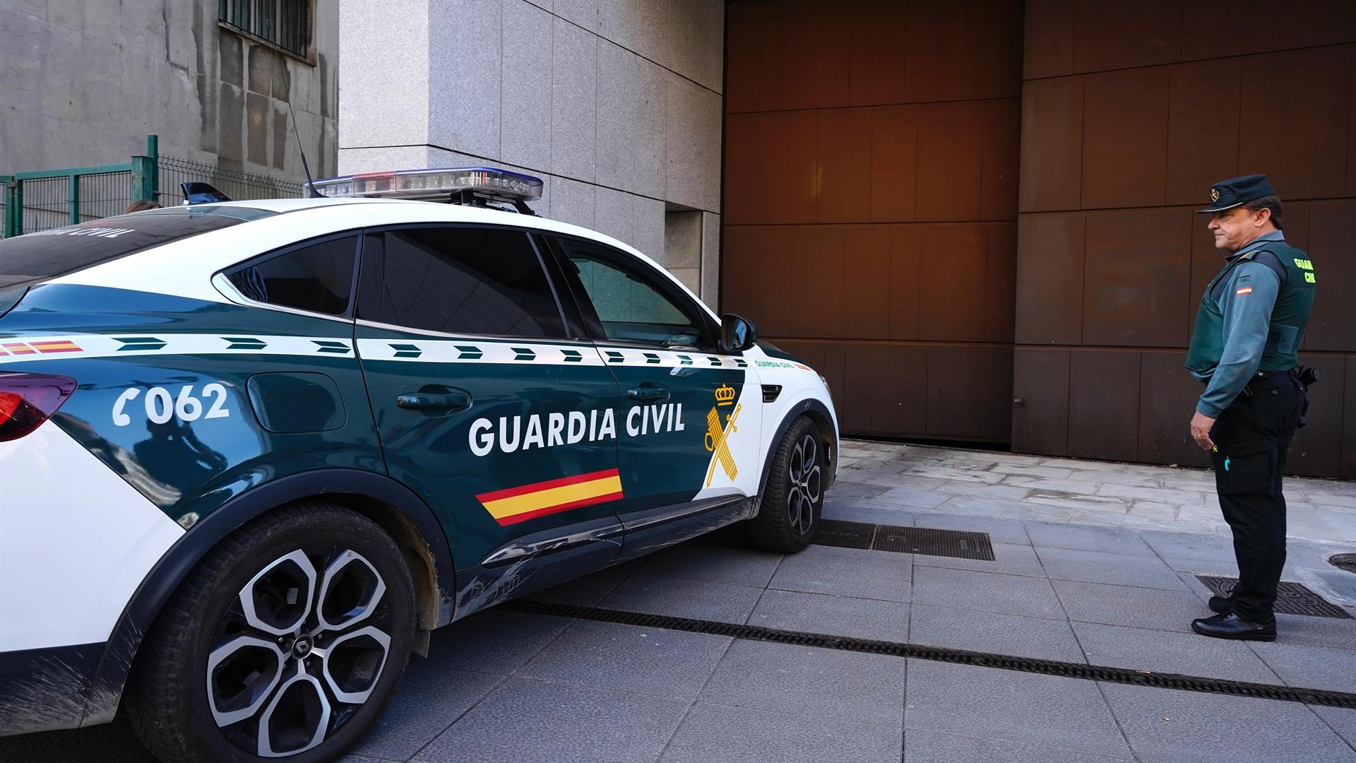 O matrimonio detido por encerrar os seus tres fillos entra nos xulgados de Oviedo nun coche da Garda Civil para declarar/Juan Vega/Europa Press