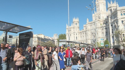 Xente agardando o bus en Madrid despois de que pechase o metro
