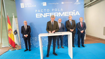 O presidente da Xunta, Alfonso Rueda, asina o Pacto pola Enfermaría ante o presidente da Acsug, Juan José Nieto Roig/ Xunta