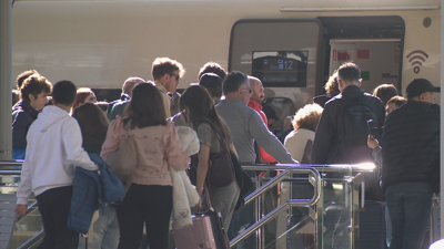 Os pasaxeiros encheron o tren da mañá a Madrid no primeiro de maio
