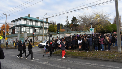 Persoas evacuando a liña costeira en Chile. Punta Arenas. REUTERS/Rodrigo Maturana