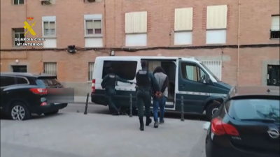 Imaxe do momento da detención dun dos presuntos autores do asasinato de José Luis Alvarado, dono do bar de Carballo