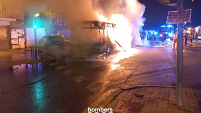 Imaxe do incendio do autobús en Hospitalet. Foto publicada por @bomberscat na súa conta de X
