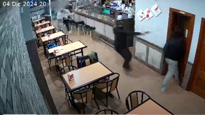 Imaxe gravada pola cámara de seguridade do bar no momento do asasinato.