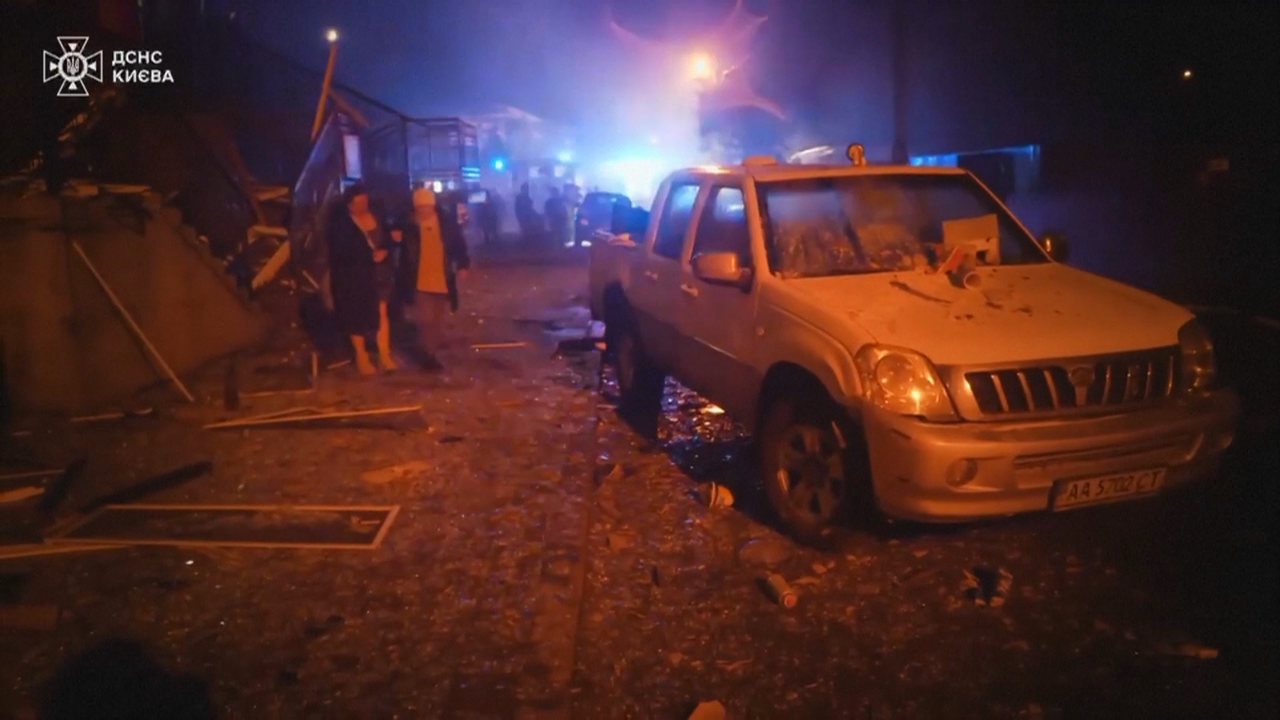 A poboación ucraina na rúa a noite pasada tralos ataques con drons. Imaxe de Reuters