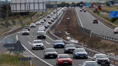 Tráfico na A5 en Talavera de la Reina. EFE/ Manu Reino