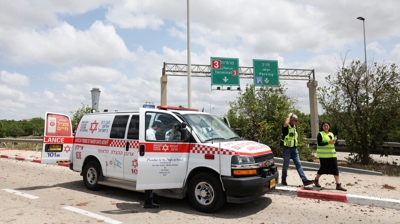 Persoal de emerxencia á entrada do aeroporto tras o ataque. REUTERS/Nir Elias