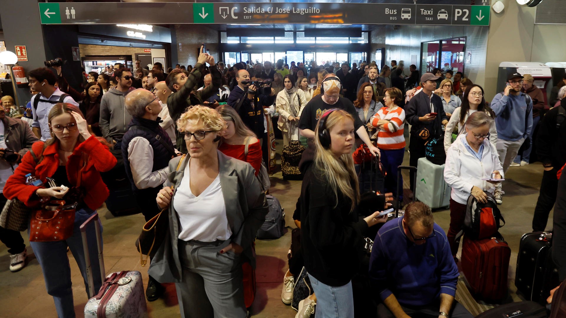 Pasaxeiros agardan na estación de tren de Sevilla (EFE / José Manuel Vidal)