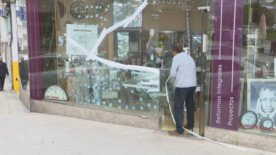 Danos na cristalería dos Mallos. O asaltante rebentou o escaparate para entrar nos comercios