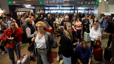 Pasaxeiros agardan na estación de tren de Sevilla (EFE/ José Manuel Vidal)