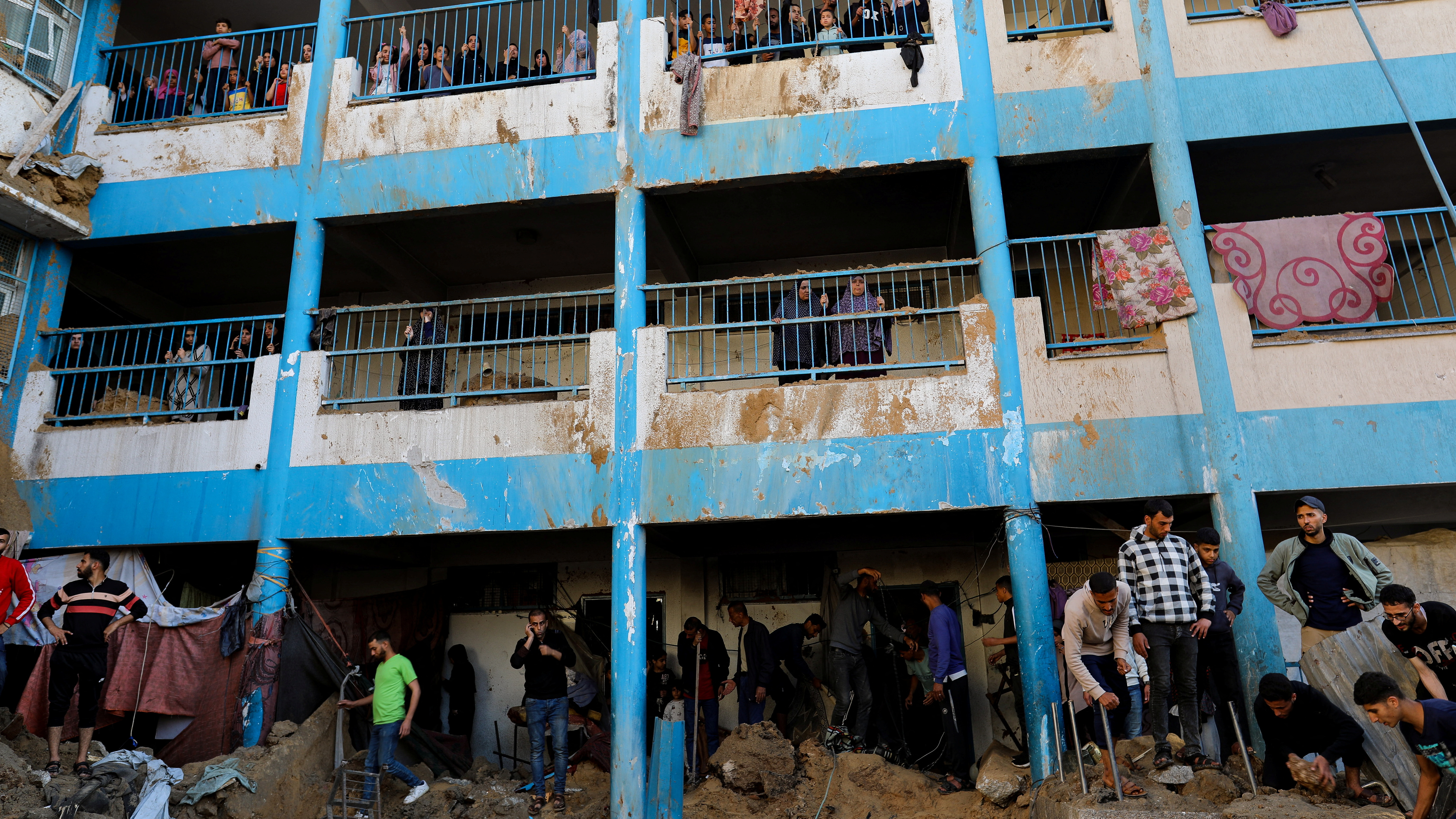 Palestinos inspeccionan o lugar dun ataque israelí contra a escola que alberga a persoas desprazadas/Reuters