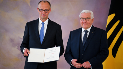 Merz, co presidente alemán Frank-Walter Steinmeier durante a cerimonia de nomeamento