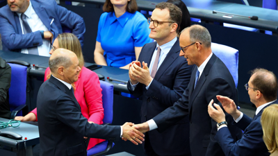 Mertz recibe a felicitación do seu antecesor, Olaf Scholz (REUTERS/Fabrizio Bensch)