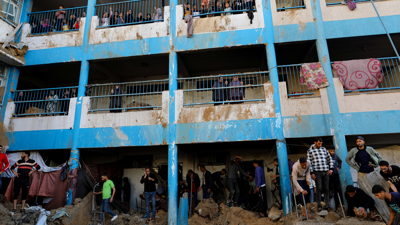 Palestinos inspeccionan o lugar dun ataque israelí contra a escola que alberga a persoas desprazadas/Reuters