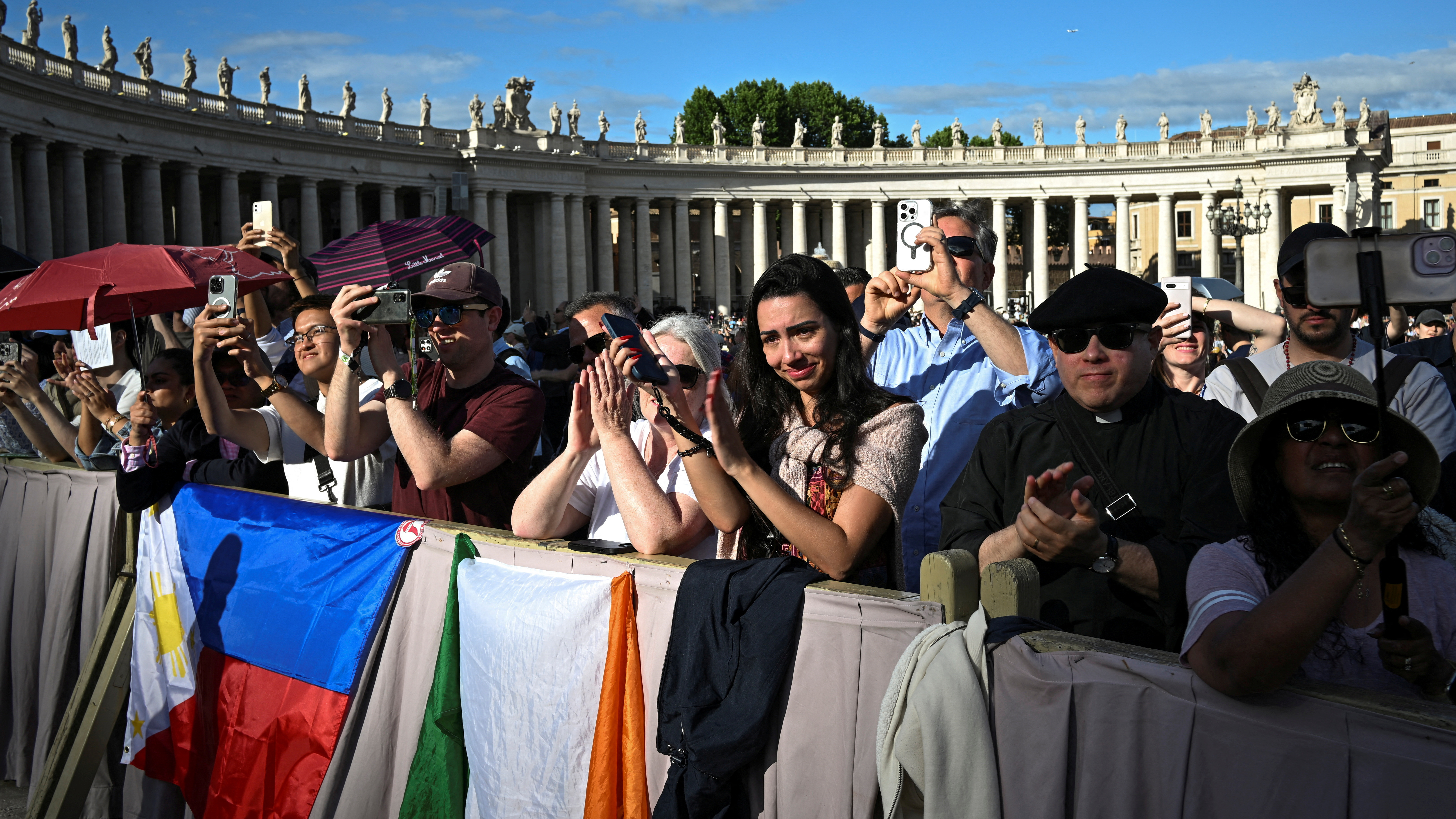 Numerosos fieis seguiron a primeira xornada do conclave na Praza de San Pedro (REUTERS/Dylan Martinez)