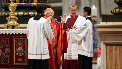 O decano do colexio cardinalicio, Giovanni Battista Re, preside a misa previa á elección no novo papa (REUTERS/Murad Sezer)