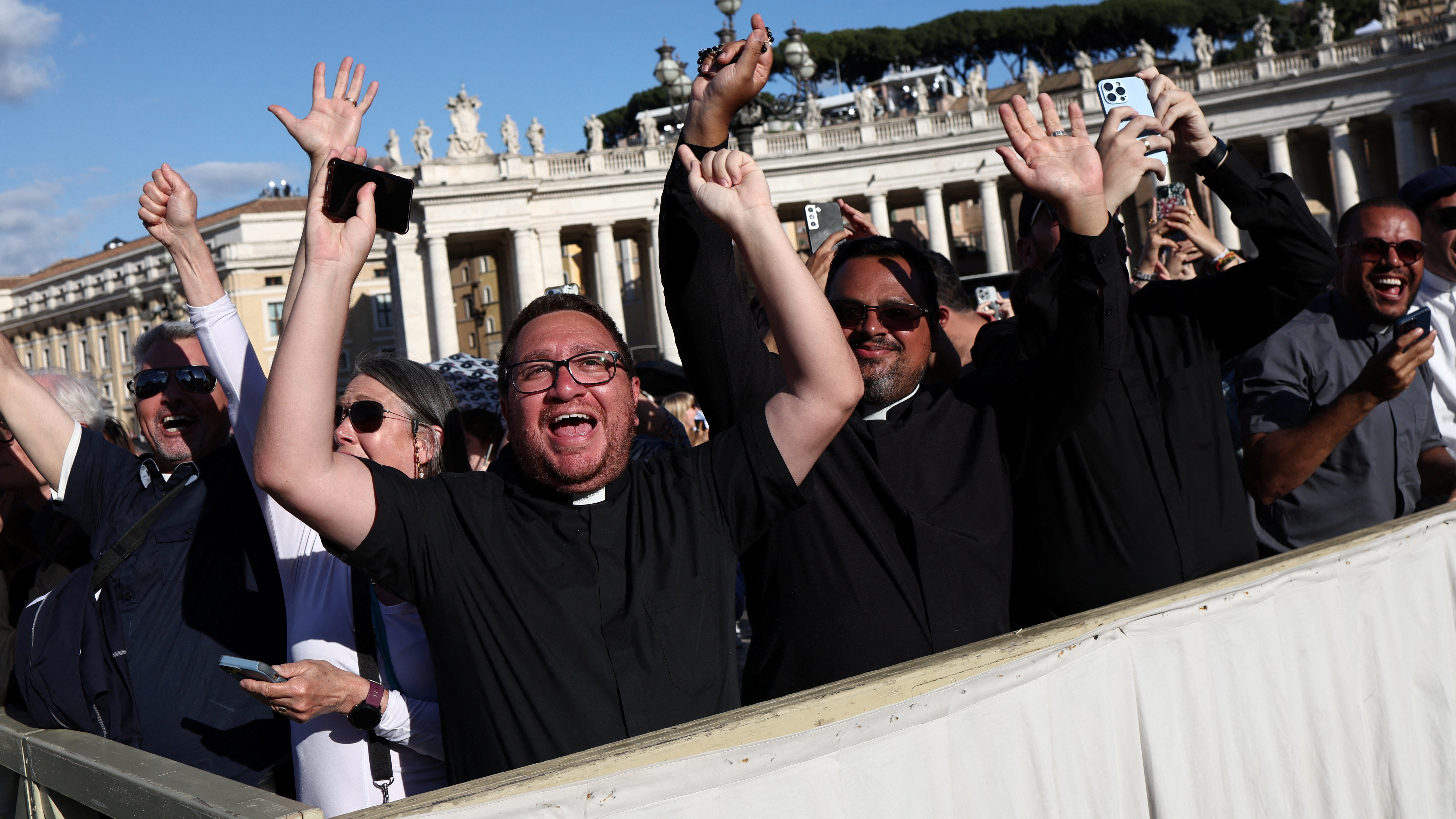 Alegía entre os milleiros de fieis congregados na Praza de San Pedro (REUTERS/Eloisa Lopez)