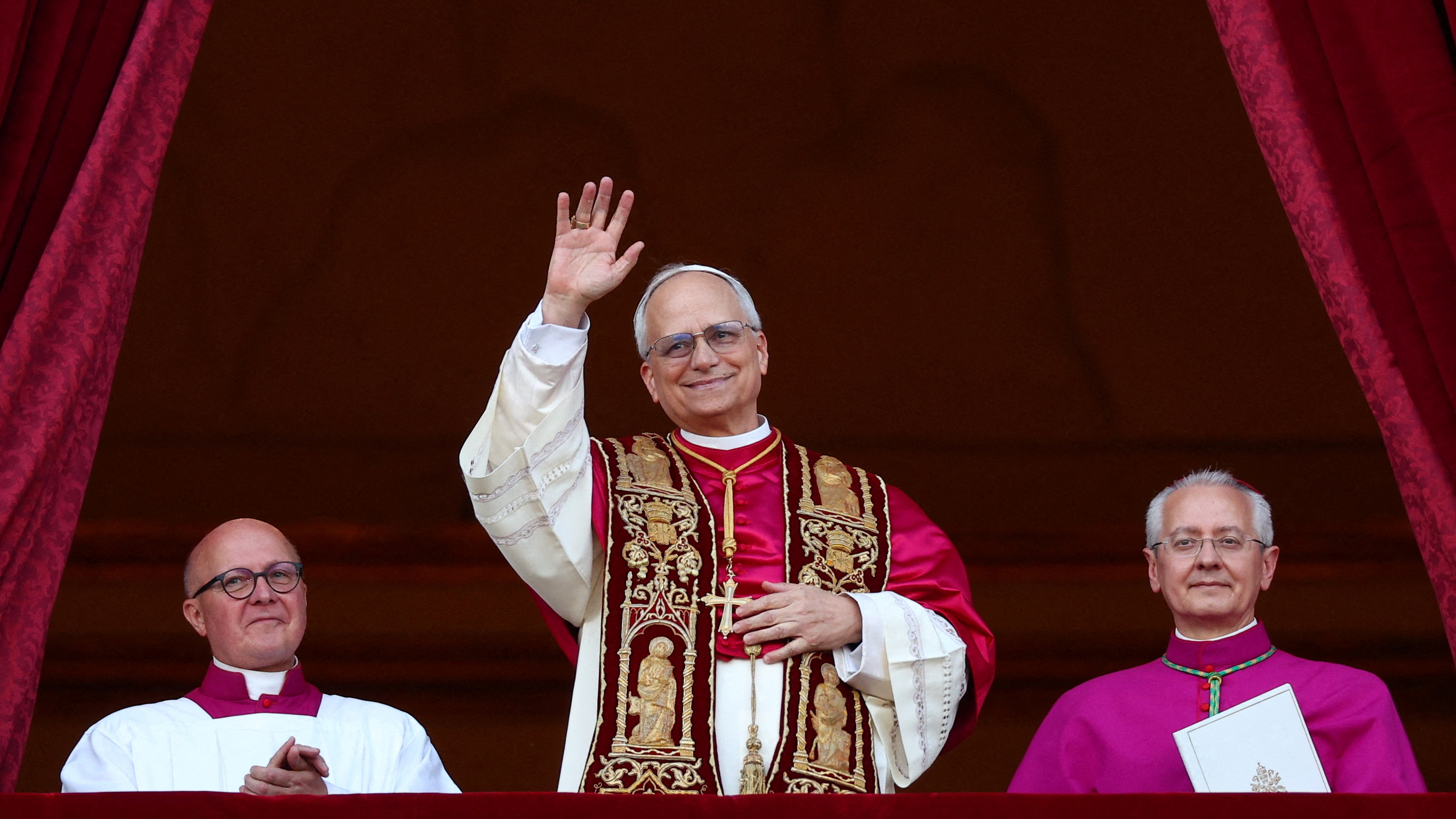 O papa León XIV no balcón da basílica de San Pedro (Guglielmo Mangiapane/Reuters)