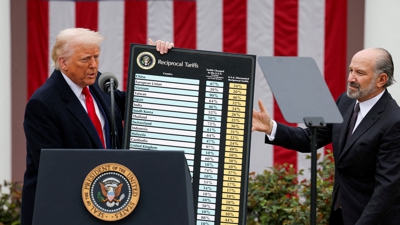 Donald Trump durante o anuncio de implantación xeral de aranceis o 2 de abril (Reuters/Carlos Barria)