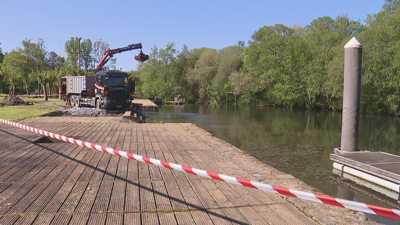 A vertedura de xurro entrou no río Furelos na Tosta, a praia fluvial de Melide, onde este mércores efectuaban traballos de dragado que impedían pescar río abaixo