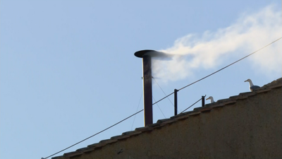 Momento en que a cheminea anunciaba co seu fume branco que os 133 cardeais elixiron xa un novo papa