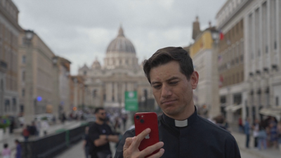 Un sacerdote fala da sucesión papal en redes sociais