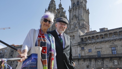 O premio Nobel de Física 2017 Kip Thorne posa xunto a súa esposa Carolee Weinstein, en Santiago de Compostela. (EFE/Lavandeira jr)