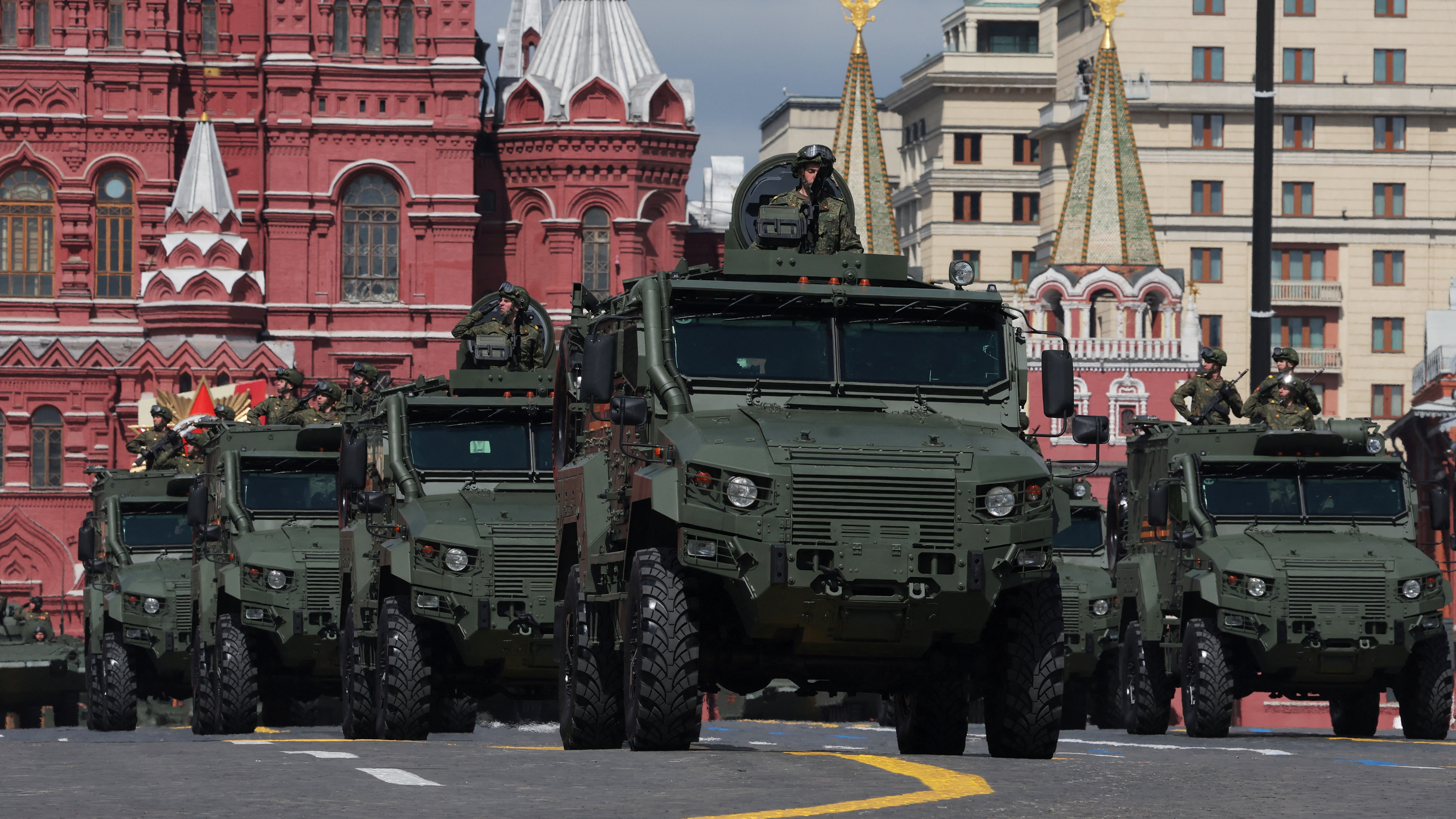 Vehículos militares rusos desfilan pola praza Vermella en Moscova (Anton Vaganov / REUTERS)