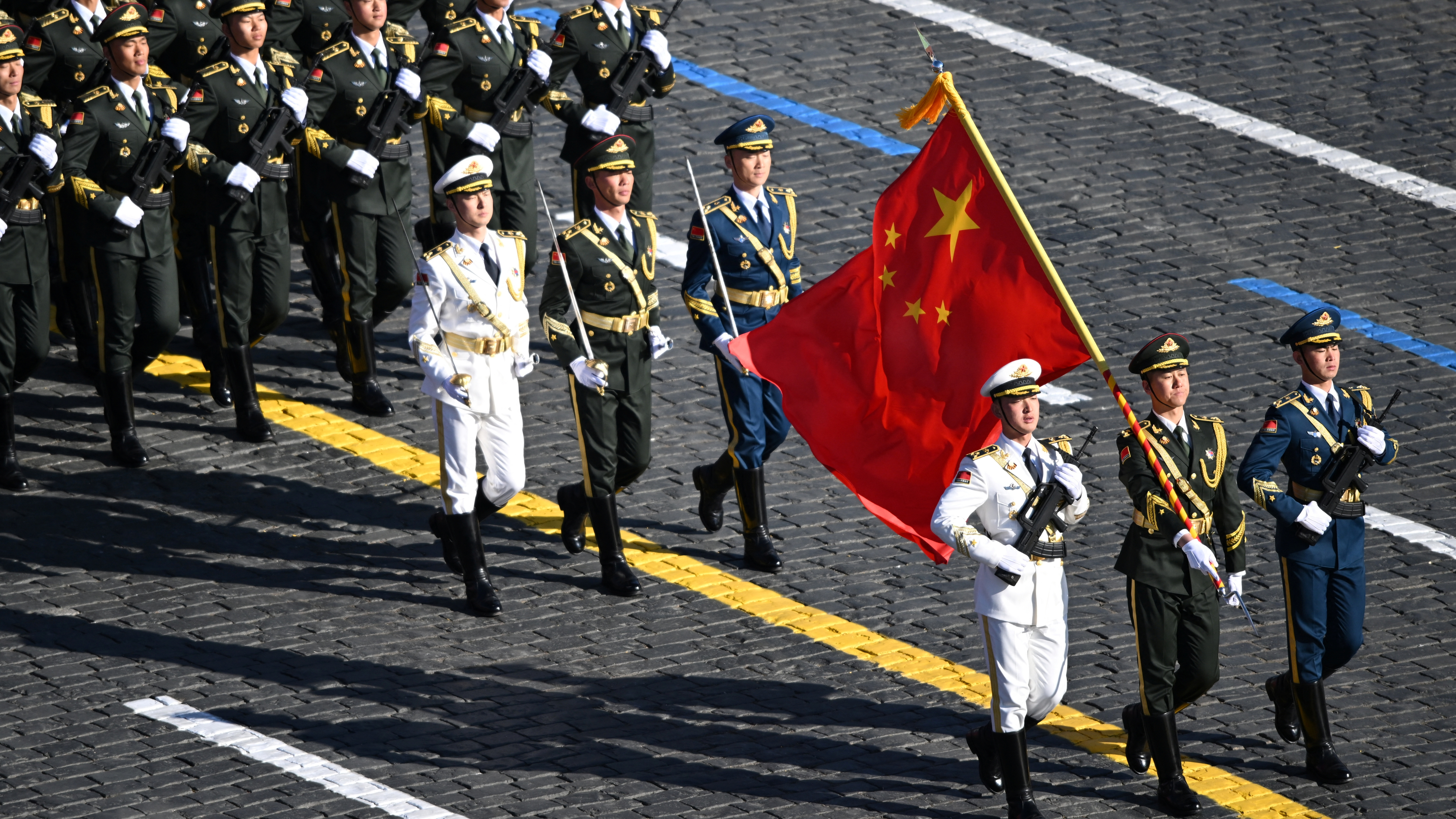 Membros da garda chinesa marchan antes do desfile na praza Vermella (Maxim Bogodvid/RIA Novosti / REUTERS)