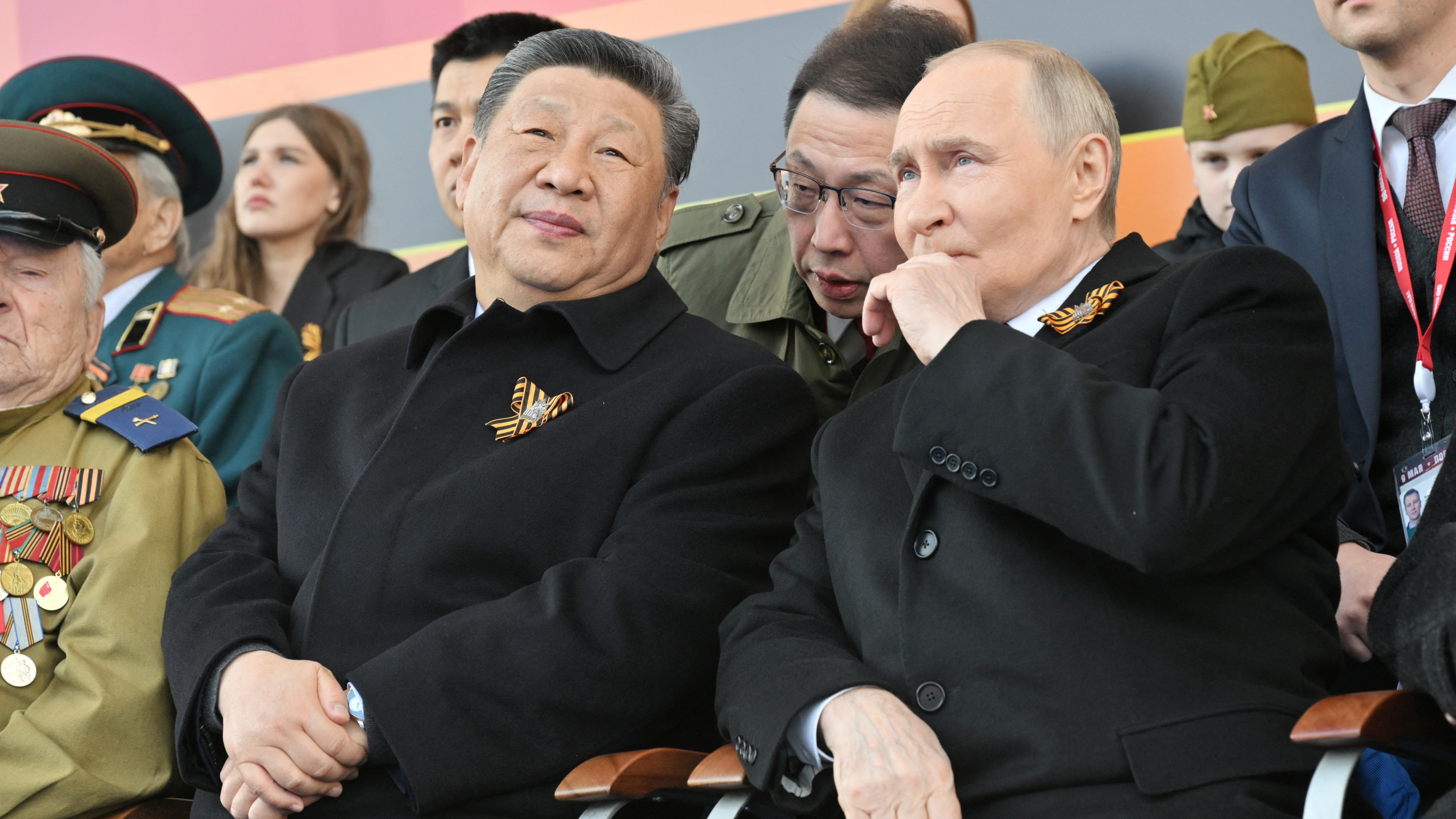 O líder chinés, Xi Jinping, e o presidente ruso, Vladimir Putin, comparten impresións durante o desfile militar. (Ivan Sekretarev / Mikhail Korytov / RIA Novosti / REUTERS)