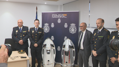 Dispositivos cos que os narcos extraían a droga dos mecantes amosados na comparecencia en Pontevedra do responsable da unidade do Greco en Galicia, Emilio Rodríguez Ramos; o xefe da sección da Udyco en Vigo, Iago García Pascual, e o subdelegado do Goberno en Pontevedra, Abel Losada.
