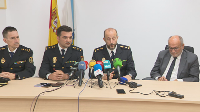 O reponsable da unidade do Greco en Galicia, Emilio Rodríguez Ramos; o xefe da sección da Udyco en Vigo, Iago García Pascual, e o subdelegado do Goberno en Pontevedra, Abel Losada, nunha comparecencia ante os medios este venres en Pontevedra