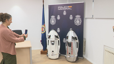 Dispositivos cos que os narcos extraían a droga dos mecantes amosados na comparecencia en Pontevedra do responsable da unidade do Greco en Galicia, Emilio Rodríguez Ramos; o xefe da sección da Udyco en Vigo, Iago García Pascual, e o subdelegado do Goberno en Pontevedra, Abel Losada.