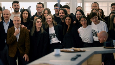 A presidenta de Inditex, Marta Ortega, e o conselleiro delegado, Óscar García Maceiras, celebran os 50 anos da apertura da primeira tenda de Zara na rúa Juan Flórez da Coruña (EFE/Cabalar)