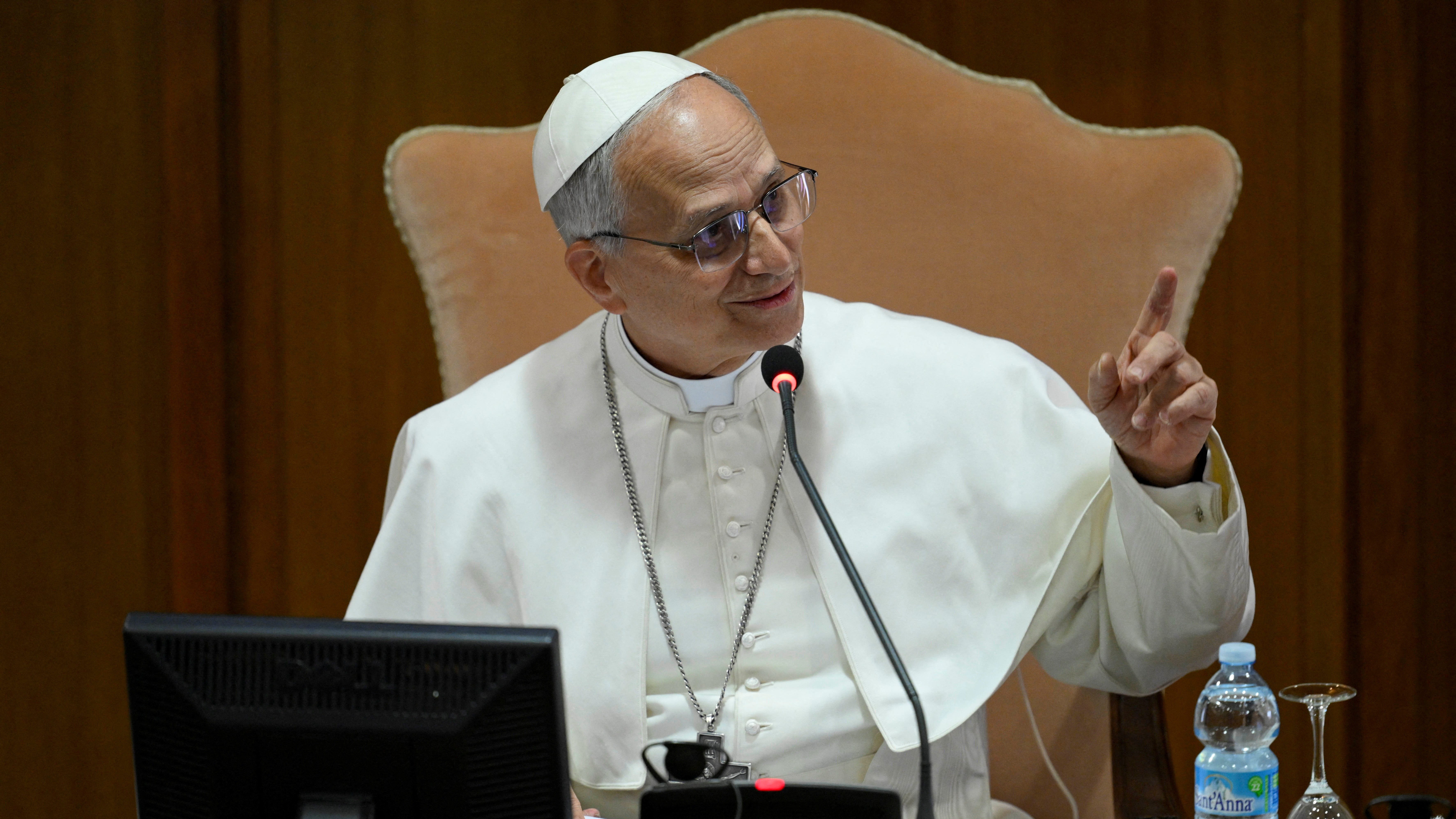 León XIV fala no encontro cos cardeais. VATICANO vía REUTERS