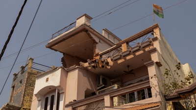 Un edificio danado nun ataque paquistaní en Rehari (Jammu). REUTERS/Adnan Abidi