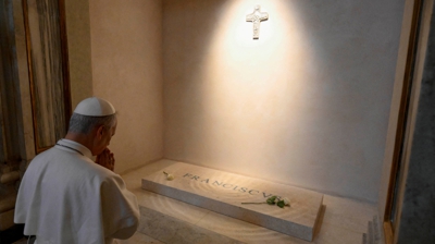 León XIV reza ante a tumba de Francisco. FOTO: Francesco Sforza/Vaticano vía REUTERS