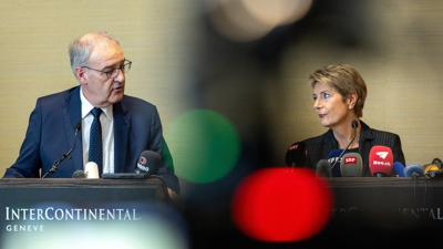A presidenta suíza e o ministro de Economía este venres. REUTERS/Denis Balibouse