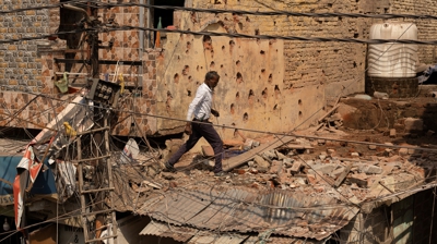 Un home camina entre os cascallos Rehari, Jammu. REUTERS/Adnan Abidi