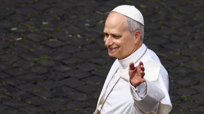 O Papa saúda antes de presidir a oración do Regina Caeli. REUTERS/Yara Nardi