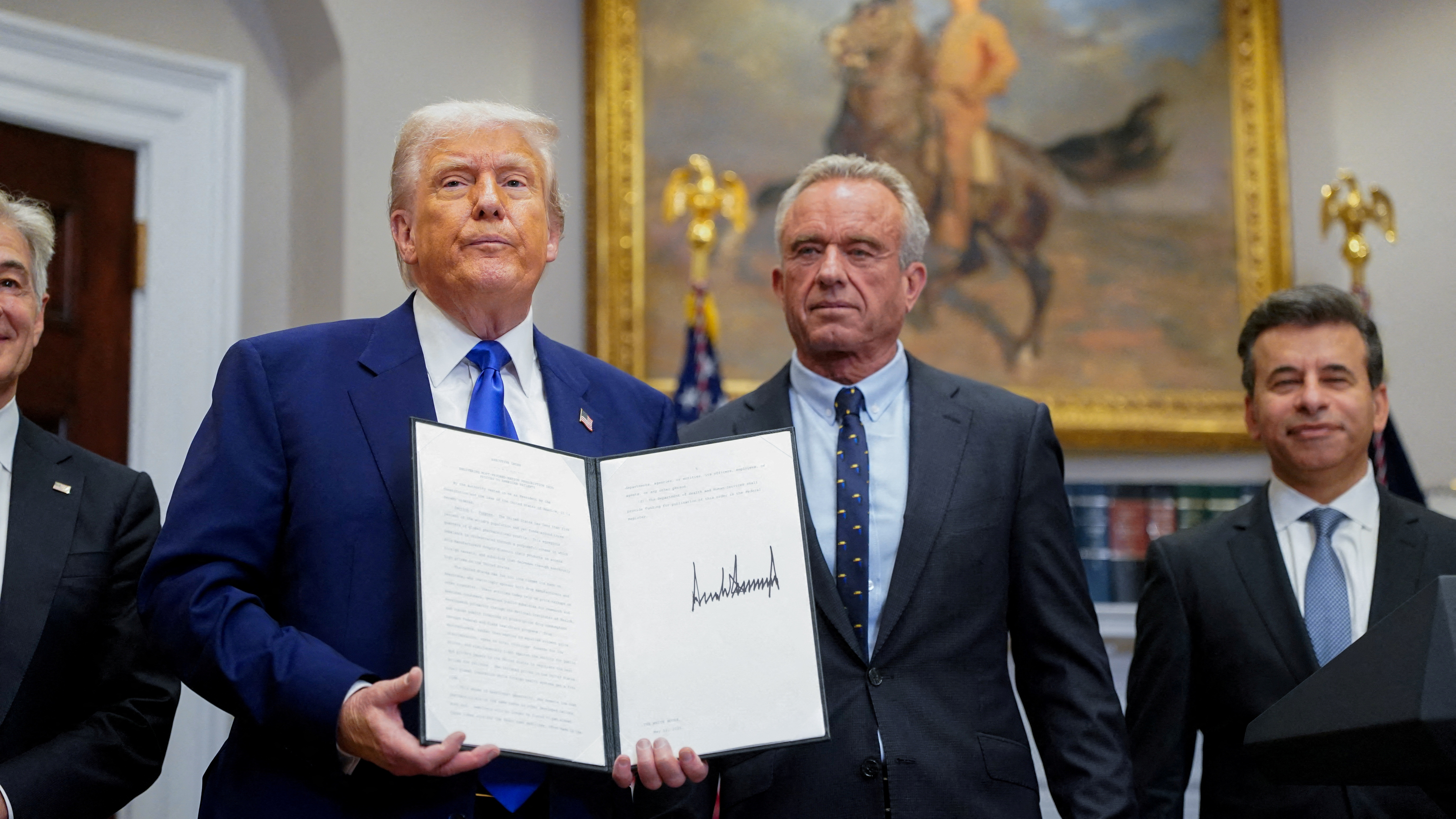 O presidente Donald Trump sostén unha orde executiva sobre os prezos dos medicamentos receitados (Nathan Howard/Reuters)