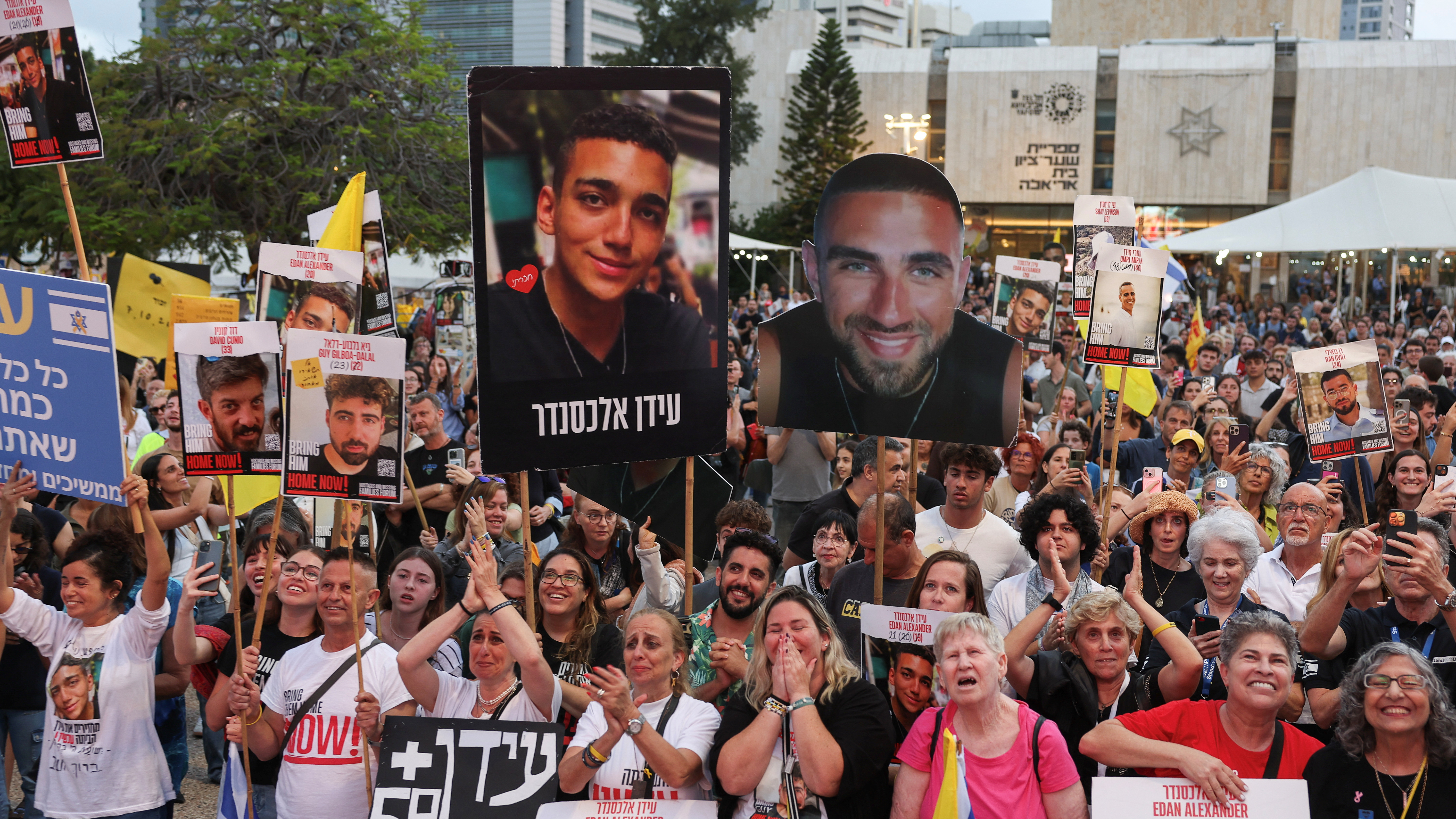 Concentración en Tel Aviv pola liberación do refén Edan Alexander. Reuters. Ronen Zvulun