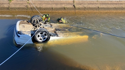 Bombeiros accedendo ao vehículo envorcado na canle. Europa Press/Consorcio Provincial de Bombeiros de Huelva