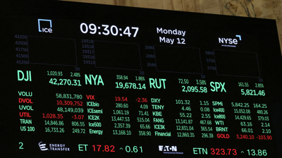 Unha pantalla mostra os números de apertura na Bolsa de Valores de Nova York/Brendan McDermid/Reuters